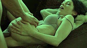 Amo come questa tipa dei preliminari lo prende lento nel culo stretto