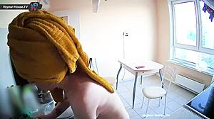 Peituda adolescente 18+ pega nua limpando cozinha. Estou tão envergonhada… não quis mostrar assim!