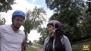 Sexy korčuliarka potrebuje peniaze a jazdi za ne