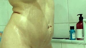 Ik hou van gluren naar mijn stiefzussen onder de douche