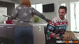 Ayah tiri dan anak tiri curi seks di belakang ibu tiri.