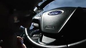 VADUL ÉREZVE MAGÁT, A CUKI BARNA MÉLYTOROKOZIK AZ AUTÓBAN