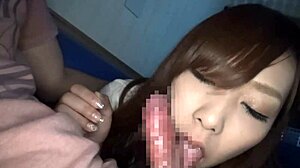 Remaja Jepun 18+ dengan titis besar bagi blowjob lembap dalam klip amatur.