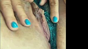 Tryskająca gruba dojrzała owłosiona cipka z bliska