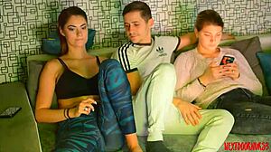 Leger rundt med min ophidsede nabo på skjult kamera