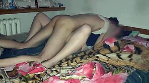 Skrita kamera ujame divje dejanje mladega amaterskega para!