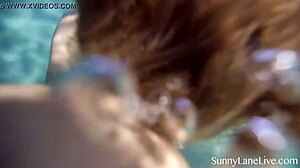 Plavuša Sunny Lane daje mokri javni pušač pored bazena u vrućoj spoljašnjoj sesiji