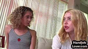 Μικροσκοπική κοπέλα τραβάει το πούτσο του φίλου με την καλύτερη φίλη σε κοντινή λήψη