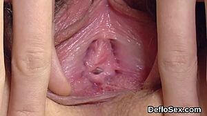 Zmyselná pannica si trie rozotrenú píču až ku klimaxu