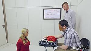 Zlá dievka znáša brutálny ritkový trest v azyle pre bolestivú análku