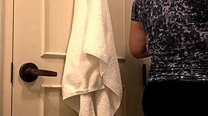 Moja najatá hotelová dievka dostáva cumshoty a akciu na zadok