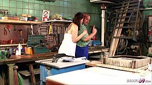 uhh, kurvige Duitse maagd wil eindelijk neuken... medewerker helpt uit!