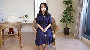 Eerste keer huisvrouw Yuki Yano plaagt met sexy bewegingen