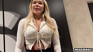 Anglická manažérka šukaná v toaletách a výťahu v práci