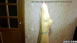 La bella Ananta Shakti se estira en yoga desnuda