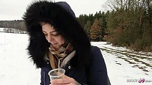 Riskantný verejný pokus sa podarí s nemeckou tínedžerkou 18+ cucajúcou cudzí chuj