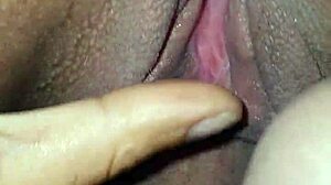 Luviis zadirkuje svojom debelom crnom pičkom, mameći me