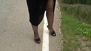 Bizneswoman odsłania zgrabne nogi w publicznym biurze