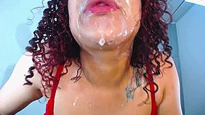 En gång utforskade en nyfiken tjej sina mjölkiga tuttar i hemligt gömställe.