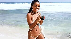 Putri Cinta pamer tetek bulat sempurna di luar ruangan