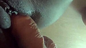 Интеррасовый крупный план с красивой эбони-любительницей и потрясающим креампи в стиле POV