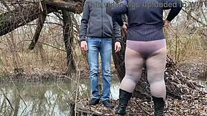 Tchyně si svléká kalhotky a punčochy na veřejnosti. Její nevlastní zeť se nemůže ubránit civění.