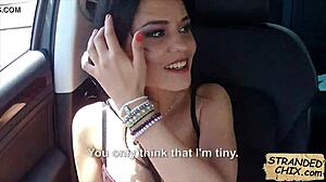 Fata tânără Zelda futută tare în acțiune pe bancheta din spate.