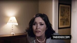 Busty manželka Krissy Lynn prichytí manžela pri šukaní s opatrovateľkou Chloe Temple