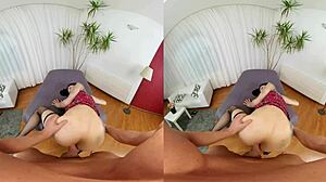 Hej, pogledaj ovo, češki VR 569 ima seksi brineta koja žudi za analom u POV-u. Divlja je sa tom uskom guzicom!