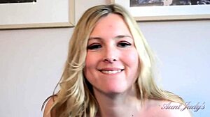 MILF BBW plantureuse Charlie Rae se déshabille chaudement