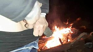 Sosedka ujame lezbi par v gozdu pri ognju, začne drkati in umazano govoriti - Illusion Girls