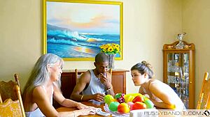 Verleiden van stiefmoeders vriendje voor wilde interraciale pret in geheime tienersaffaire.