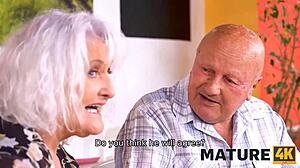 Mature4K Geile Frau verführt von attraktivem Kellner, während Ehemann zusieht