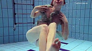 Nastya Volna se talasa pod vodom u vrućem tušu kraj bazena