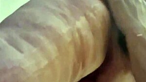 Gruba babcia palcuje cipkę do szalonego tryskania