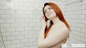 रेड-हेयर्ड टीन 18+ वेट चूत से खेलती है