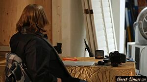 فتاة جميلة تركب زوج أبيها في مشهد كوغيرل فاخر