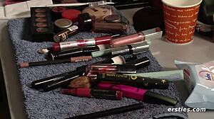 Ersties zrzavá amatérka s velkými prsy si prstí v sólové hře