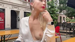 Φλασάρω τα στήθη γυμνή σε πολυσύχναστο δημόσιο δρόμο