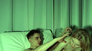 فتاة ساخنة تثقب بقوة مع غياب الوالدين