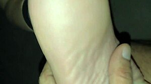 هو يشتهي الضرب الخشن مع رجل أشعر في فيديو منزلي. شاهد زب كبيره الكبير يتكشف.