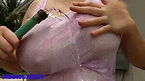 Jag älskar att blöta mina stora tuttar ute med grannens slang