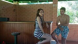 พี่สาวเลี้ยงเกือบจับได้ฉันแต่ความร้อนของเธอทำให้ฉันเย็ดเธอแรง