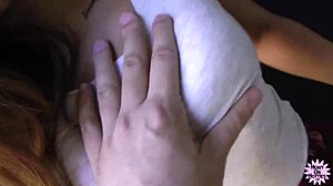 Tânără brunetă inocentă suge și fut ca o târfă sălbatică