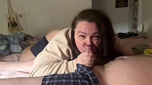 Хей, изненада - сперма в устата на тази зряла мадама!