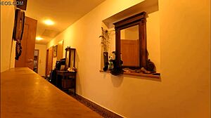 Pięć studentek trzęsie tyłkiem w mini bikini i stringach na dzikiej domowej imprezie