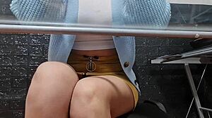 Cameră spion prinde studentă universitară fără chiloți, care e secretul ei?