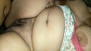 Latina si užívá anál orgasmus s velkými přirozenými prsy během masáže