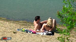 Wow, prickade detta horney blonda paret som knullar hårt på stranden!