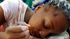 Klasse meisje zuigt grote pik, wacht op stiefvaders gezichts cumshot